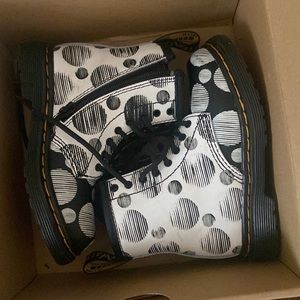 Kid girl doc Martin boots only worn once